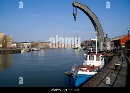 Dampfkran und Boote am Hafen, schwimmender Hafen, Bristol. Stockfoto