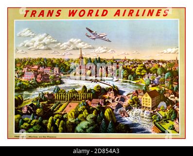 VINTAGE 1940er REISEBOSTER TWA AIRLINES MARLOW ENGLAND UK KONSTELLATIONSFLUGZEUG Vintage Reise-Werbeposter für Trans World Airlines mit einem Gemälde von S. Greco, von Marlow auf der Themse, einer Stadt in Buckinghamshire, UK mit einem TWA Lockheed Constellation Flugzeug, das darüber fliegt. Trans World Airlines (TWA) war eine große amerikanische Fluggesellschaft, die von 1930 bis 2001 operierte. Stockfoto