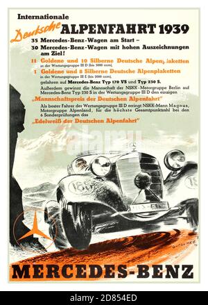 Mercedes Rallye Poster Internationale Deutsche Alpenfahrt 1939 - Mercedes Benz Rennsport Poster. Oldtimer-Motorsportplakat für Mercedes-Benz auf der Internationalen Deutschen Alpenfahrt 1939, einer deutschen Alpenrallye. Nach dem Vorbild der deutschen Prinz-Heinrich-Fahrt wurde die Alpenfahrt 1910 erstmals durchgeführt und ist damit älter als die Rallye Monte Carlo. Die Route über die Alpen galt als eine der härtesten Rallyes in Europa vor dem Ersten Weltkrieg.die Autos waren zu dieser Zeit unzuverlässig und Bergstraßen waren manchmal nur steile unsichere Wege. Stockfoto
