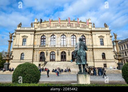 Prag, Tschechische Republik - 11. Oktober 2017: Das Rudolfinum ist im Stil der Neorenaissance gestaltet und befindet sich am Jan Palach Platz am Ufer Stockfoto