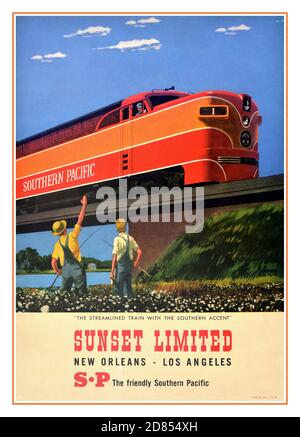 American Rail Travel Poster Sunset Limited Southern Pacific Railway New Orleans Los Angeles. Vintage Southern Pacific Railroad Poster mit dem stromlinienförmigen Zug mit dem Southern Accent Überqueren einer Eisenbahnbrücke über einen Fluss gegen blauen Himmel Fahrer in der modernen schlanken Streamliner Zug, das Southern Pacific Lines Logo auf der Vorderseite des Zuges und die Informationen unten, Sunset Limited New Orleans - Los Angeles S.P der freundliche Südpazifik. Eingeführt 1894 durch den Südpazifik (SP; 1865-1996) Stockfoto