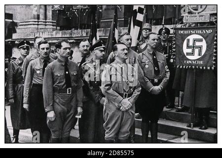 Die Nazi-Kundgebung der 1930er Jahre im Gedenken an die Nazi-Opfer des Beer Hall Putsch in München in den 1920er Jahren. Adolf Hitler führt die Gruppe mit Rudolf Hess rechts und Heinrich Himmler dahinter an. Münchner Rallye-Flagge mit 'Deutschland wach' Stockfoto