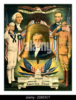 WOODROW WILSON 1900 US-PROPAGANDAPLAKAT AMERICA FIRST Original Vintage Propaganda Political Poster, veröffentlicht 1918 in Chicago und zeigt drei wichtige amerikanische Präsidenten - den damaligen amtierenden 26. Präsidenten, Woodrow Wilson (1856-1924), den ersten amerikanischen Präsidenten George Washington (1732-1799) und den 16. Präsidenten Abraham Lincoln (1809-1865). Das Kunstwerk zeigt auch einen Weißkopfseeadler, der eine Glocke eines US-Marineschiffs trägt, einen Marinemidshipman und einen Kavalleristen, der die amerikanischen Flaggen begrüßt, darunter das Weiße Haus von Washington D. C.. USA, Designer: Charles Gustrine, 1918 Stockfoto