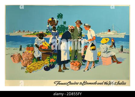 Vintage-Kreuzfahrtschiff-Reiseplakat der 1950er Jahre für Furness Cruises nach Bermuda und Westindien - Kunstwerke des berühmten amerikanischen Künstlers Adolph Treidler (1886–1981) zeigt ein elegant gekleidetes Touristenpaar, das auf einem Strandobstmarkt nach Körben mit Bananen, Ananas, Mangos und anderen Früchten einkauft. Eine Dame hält einen Papagei und schaut auf ein Kreuzfahrtschiff und eine kleine Wüsteninsel hinaus.die Furness Bermuda Line war eine britische Reederei, die im 20. Jahrhundert betrieben wurde. Horizontal. Großbritannien, Designer: Adolf Treidler, Druckjahr: 1959 Stockfoto