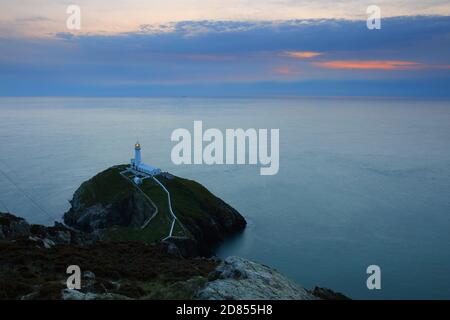 South Stack Lighthouse at Sunset, Holy Island, Anglesey, North Wales, Großbritannien. Stockfoto