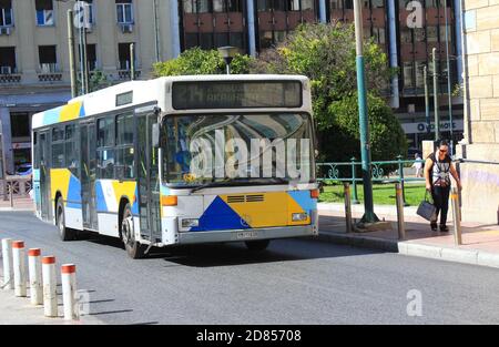 Bus auf einer Straße im Zentrum von Athen - Athen, Griechenland, 9. Oktober 2020. Stockfoto