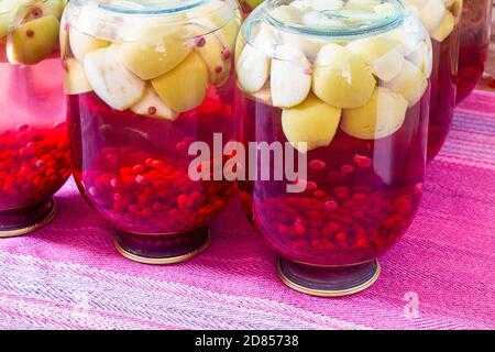 Hausgemachtes Fruchtkompott aus der Dose für den Winter. Kompott aus Äpfeln und roter Johannisbeere. Invertierte Gläser Stockfoto