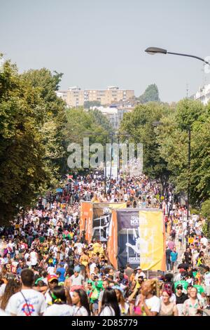 London, Großbritannien, 25. August 2019:- EIN Blick auf die Menschenmenge beim Notting Hill Carnival in West London ist der Notting Hill Carnival Europas Larg Stockfoto