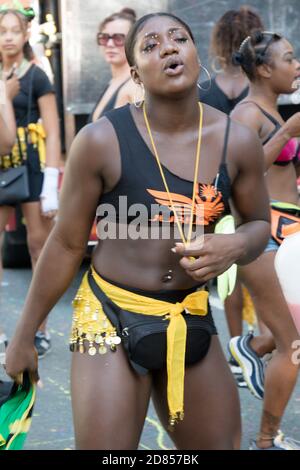 London, Großbritannien, 25. August 2019: Der Notting Hill Carnival in West London ist die größte Strohstraße Europas UND IST EIN Nachtschwärmer beim Notting Hill Carnival in West London Stockfoto