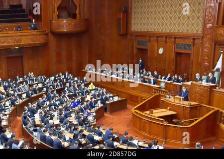 Tokio, Japan. Oktober 2020. Yoshihihide Suga bei der 203. Außerordentlichen Parlamentssitzung im Unterhaus des Parlaments. Tokio, 10/26/2020 Quelle: dpa/Alamy Live News Stockfoto