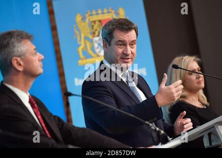 Von links: Michael PIAZOLO (Kulturminister), (Markus SOEDER (Ministerpräsident von Bayern und CSU-Vorsitzender), Melanie HUML (Gesundheitsministerin). Pressekonferenz der Bayerischen Staatsregierung zur aktuellen Entwicklung der Coronavirus-Pandemie. Prinz Carl Palais in München am 27. Oktober 2020. Weltweite Nutzung Stockfoto