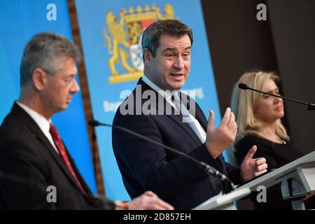 Von links: Michael PIAZOLO (Kulturminister), (Markus SOEDER (Ministerpräsident von Bayern und CSU-Vorsitzender), Melanie HUML (Gesundheitsministerin). Pressekonferenz der Bayerischen Staatsregierung zur aktuellen Entwicklung der Coronavirus-Pandemie. Prinz Carl Palais in München am 27. Oktober 2020. Weltweite Nutzung Stockfoto