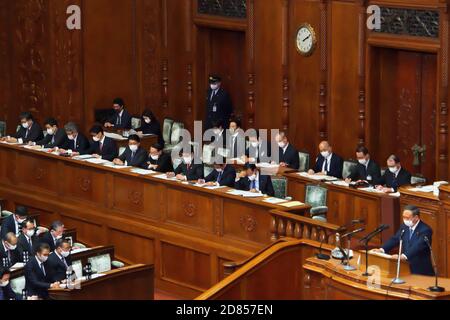 Tokio, Japan. Oktober 2020. Yoshihihide Suga bei der 203. Außerordentlichen Parlamentssitzung im Unterhaus des Parlaments. Tokio, 10/26/2020 Quelle: dpa/Alamy Live News Stockfoto