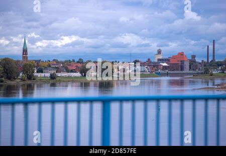 Wittenberge, Deutschland. Oktober 2020. Die Stadt Wittenberge ist von der bereits bestehenden Elbbrücke aus zu sehen. Direkt neben der Straßenbrücke entsteht die neue Autobahnbrücke entlang der A14. Quelle: Jens Büttner/dpa-Zentralbild/ZB/dpa/Alamy Live News Stockfoto