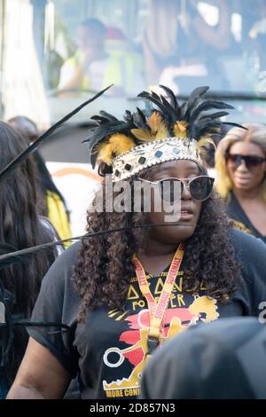 London, Großbritannien, 25. August 2019: Der Notting Hill Carnival, ein junger Nachtschwärmer beim Notting Hill Carnival in West London, ist Europas größter Karneval Stockfoto