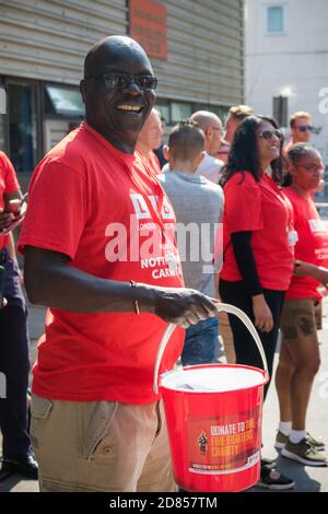 London, Großbritannien, 25. August 2019:-Sammeln für die Londoner Feuerwehr am Notting Hill Carnival in West London, der Notting Hill Carniva Stockfoto