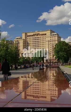 Moskau/Russland; 7. Juli 2019: Das Four Seasons Hotel Moscow, reflektiert über Wasser an einer Wand, auf dem Maneschnaja Platz im Tverskoj Bezirk, Moskau Stockfoto