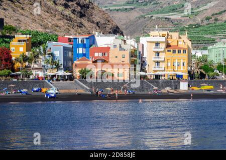 Tazacorte, Kanarische Inseln/Spanien; September 11 2018: Tazacorte vulkanischer schwarzer Sandstrand Stadtbild, mit sehr ruhigem Atlantik, Insel La Palma Stockfoto