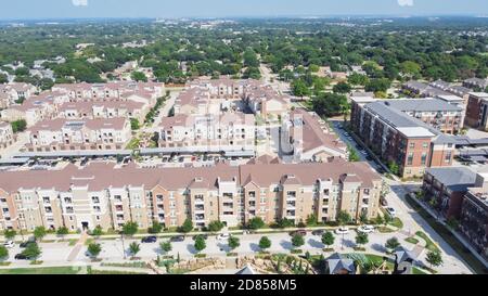 Luftaufnahme mehrstöckigen Wohnkomplex und vorstädtischen Wohngebiet in Flower Mound, Texas, US Stockfoto