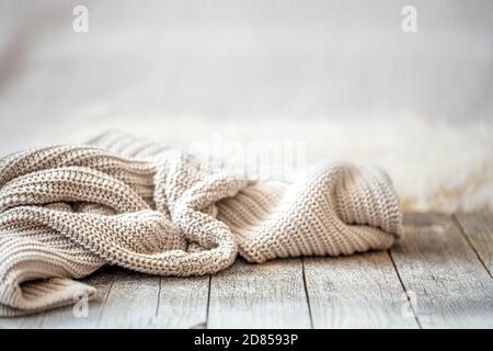 Hintergrund mit einem gemütlichen Strickpullover, Platz für Text. Minimalismus, gestrickte Textur, Ordnung, Komfort, Makro. Banner mit Platz für Text. Stockfoto