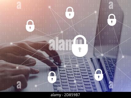 Mann tippen auf Laptop-Tastatur, doppelte Belichtung mit Vorhängeschloss-Symbole Stockfoto