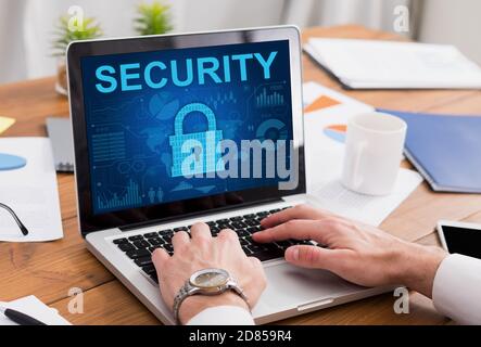 Geschäftsmann tippen auf Laptop-Tastatur, Vorhängeschloss-Symbol auf dem Bildschirm Stockfoto