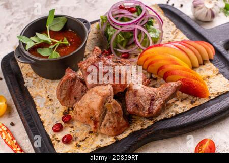 Schweinekebabs, grillfleisch auf dem Teller, Draufsicht. Stockfoto