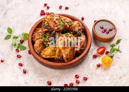 Gegrilltes Hähnchen Schenkel auf die Platte über der schwarzen Hintergrund. Ansicht von oben, flach Stockfoto