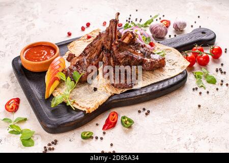 Ein Rack mit leckeren Baby Rücken Rippchen mit Grillsauce, pommes frites, Krautsalat und Bier. Stockfoto