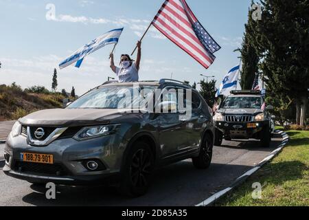 Jerusalem, Israel. Oktober 2020. Republikaner Übersee Israel führt einen Konvoi für den Präsidentschaftswahlkampf von POTUS Donald Trump von der Straße 1 in der Nähe von Tel Aviv nach Jerusalem. Israel ist die Heimat von etwa 300,000 US-Bürgern, einer der größten Bevölkerungen von nicht ansässigen US-Bürgern mit geschätzten 200,000 wählbaren amerikanischen Wählern. Kredit: Nir Alon/Alamy Live Nachrichten Stockfoto