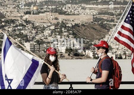 Jerusalem, Israel. Oktober 2020. Republikaner Übersee Israel führt einen Konvoi für den Präsidentschaftswahlkampf von POTUS Donald Trump von der Straße 1 in der Nähe von Tel Aviv nach Jerusalem. Israel ist die Heimat von etwa 300,000 US-Bürgern, einer der größten Bevölkerungen von nicht ansässigen US-Bürgern mit geschätzten 200,000 wählbaren amerikanischen Wählern. Kredit: Nir Alon/Alamy Live Nachrichten Stockfoto