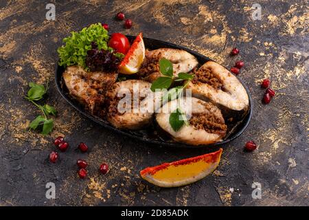 Gebratener Fisch Steaks gefüllt mit Rosinen und Mandeln Stockfoto