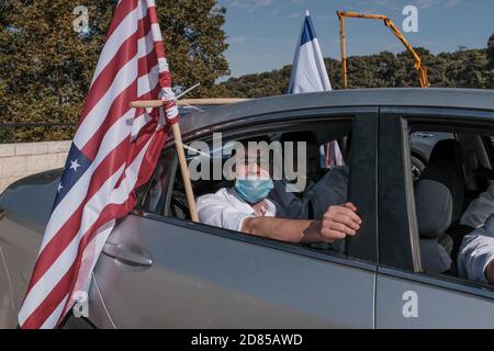 Jerusalem, Israel. Oktober 2020. Republikaner Übersee Israel führt einen Konvoi für den Präsidentschaftswahlkampf von POTUS Donald Trump von der Straße 1 in der Nähe von Tel Aviv nach Jerusalem. Israel ist die Heimat von etwa 300,000 US-Bürgern, einer der größten Bevölkerungen von nicht ansässigen US-Bürgern mit geschätzten 200,000 wählbaren amerikanischen Wählern. Kredit: Nir Alon/Alamy Live Nachrichten Stockfoto