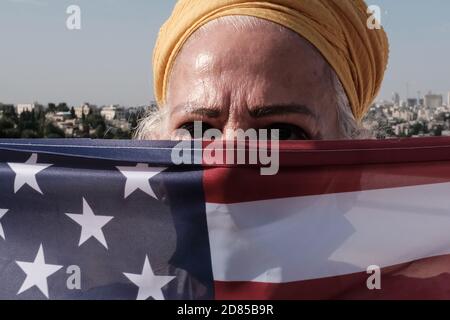 Jerusalem, Israel. Oktober 2020. Republikaner Übersee Israel führt einen Konvoi für den Präsidentschaftswahlkampf von POTUS Donald Trump von der Straße 1 in der Nähe von Tel Aviv nach Jerusalem. Israel ist die Heimat von etwa 300,000 US-Bürgern, einer der größten Bevölkerungen von nicht ansässigen US-Bürgern mit geschätzten 200,000 wählbaren amerikanischen Wählern. Kredit: Nir Alon/Alamy Live Nachrichten Stockfoto