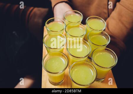 Verschiedene alkoholische Schüsse in Schnapsgläsern in einem Serviertablett, die oft für Angebote in der Getränkeindustrie verwendet werden. Stockfoto