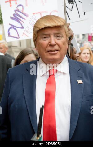 London, Großbritannien, 4. Juni 2019:- EIN Donald Trump sieht aus wie ein Spaziergang in Whitehall in Richtung Downing Street Stockfoto