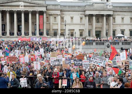 London, Großbritannien, 4. Juni 2019:- Protestierende versammeln sich in Trafalgar Sqaure, um gegen den Staatsbesuch des amerikanischen Präsidenten Donald Trump in Großbritannien zu protestieren Stockfoto