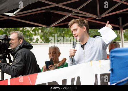 London, Großbritannien, 4. Juni 2019:- der Journalist Owen Jones spricht bei der Kundgebung gegen Trump in Whitehall in der Nähe der Downing Street zu der Menge Stockfoto