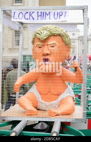 London, Großbritannien, 4. Juni 2019:- EIN Satue von Donald Trump als Kleinkind in einem Käfig auf den Anti-Trump-Staatsbesuch Protest in Whitehall Stockfoto
