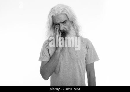 Studio shot der älteren bärtigen Mann mit der Hand im Gesicht stören suchen Stockfoto