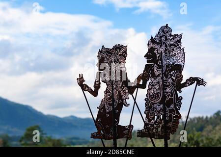 Schwarze Schattensilhouette alter traditioneller Marionetten von Bali Island - Wayang Kulit. Kultur, Religion, Kunstfestivals von balinesischem und indonesischem Volk. Stockfoto