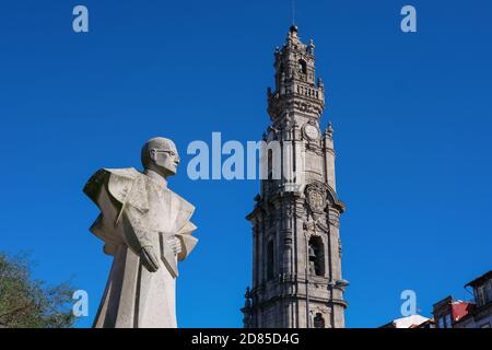 Porto, Portugal - 21. Februar 2017: Torre dos Clérigos und die Statue des römisch-katholischen Bischofs António Gomes Ferreira. Der ikonische Clerigos Tower Stockfoto