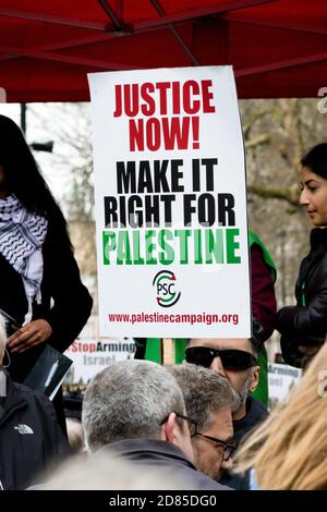 London, Großbritannien, 7. April 2018:- Demonstranten versammeln sich vor der Downing Street in London, um gegen die jüngsten Morde an Palästinensern in Gaza zu protestieren Stockfoto