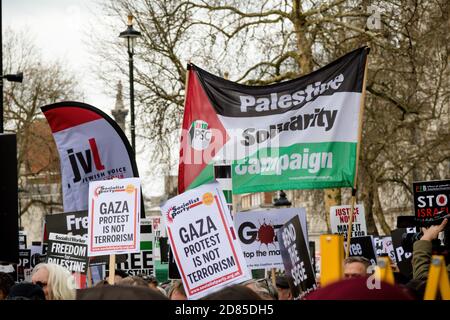 London, Großbritannien, 7. April 2018:- Demonstranten versammeln sich vor der Downing Street in London, um gegen die jüngsten Morde an Palästinensern in Gaza zu protestieren Stockfoto