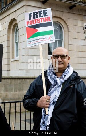 London, Großbritannien, 7. April 2018:- Demonstranten versammeln sich vor der Downing Street in London, um gegen die jüngsten Morde an Palästinensern in Gaza zu protestieren Stockfoto