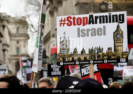 London, Großbritannien, 7. April 2018:- Demonstranten versammeln sich vor der Downing Street in London, um gegen die jüngsten Morde an Palästinensern in Gaza zu protestieren Stockfoto