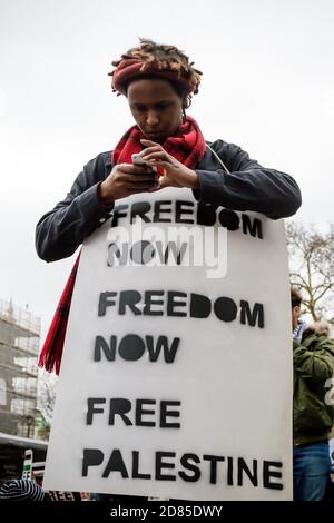 London, Großbritannien, 7. April 2018:- Demonstranten versammeln sich vor der Downing Street in London, um gegen die jüngsten Morde an Palästinensern in Gaza zu protestieren Stockfoto