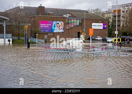 Der Parkplatz Angel Center in Tonbridge, Großbritannien, überflutete nach heftigem Regen und Überfall des Flusses Medway, der durch die Stadt fließt Stockfoto