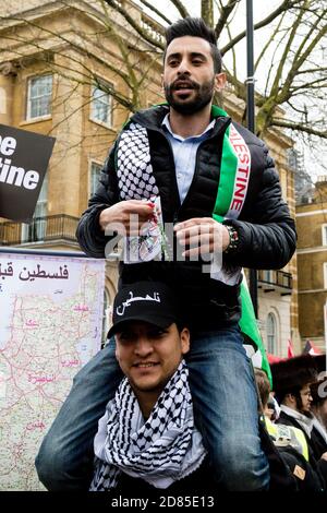 London, Großbritannien, 7. April 2018:- Demonstranten versammeln sich vor der Downing Street in London, um gegen die jüngsten Morde an Palästinensern in Gaza zu protestieren Stockfoto