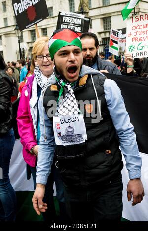 London, Großbritannien, 7. April 2018:- Demonstranten versammeln sich vor der Downing Street in London, um gegen die jüngsten Morde an Palästinensern in Gaza zu protestieren Stockfoto